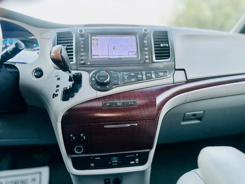 Used 2014 Toyota Sienna XLE w/ XLE Premium Package FWD image 17