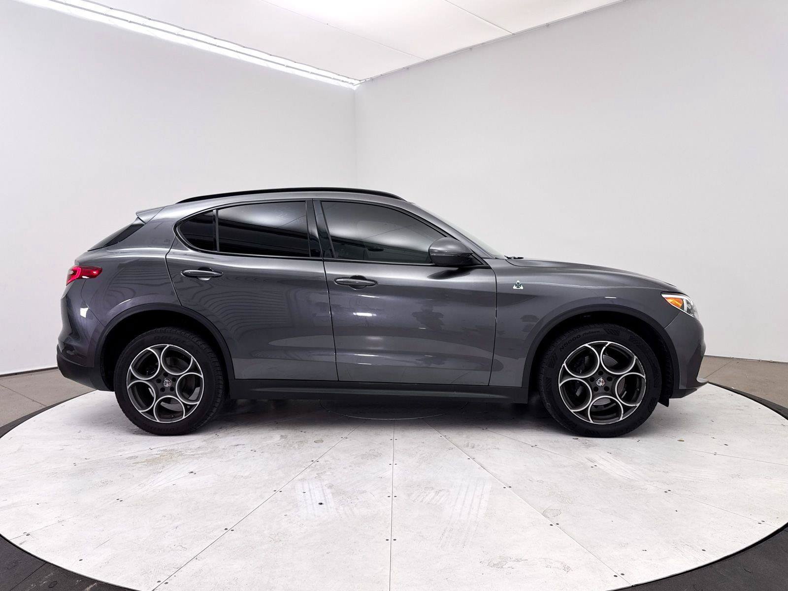 Used 2018 Alfa Romeo Stelvio Sport w/ Quick Order Package 22J Sport AWD/4WD image 36