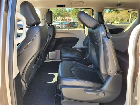 Certified 2018 Chrysler Pacifica Touring-L image 15
