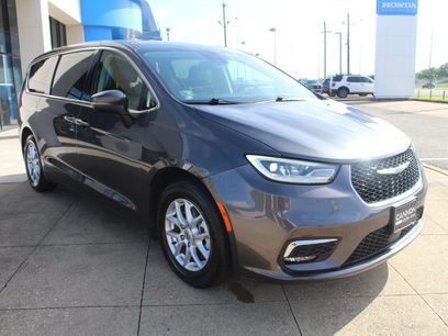 Used 2023 Chrysler Pacifica Touring-L