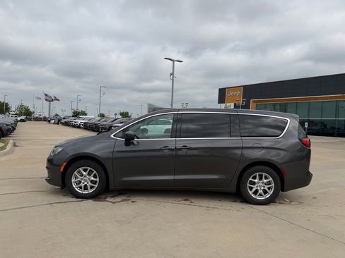 Used 2022 Chrysler Voyager LX image 2