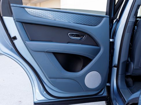 Used 2023 Bentley Bentayga image 13