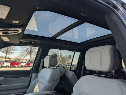 Used 2025 Jeep Grand Wagoneer 4WD image 3