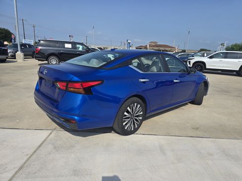 Used 2025 Nissan Altima 2.5 SV FWD image 3