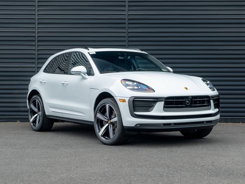 Certified 2025 Porsche Macan image 10