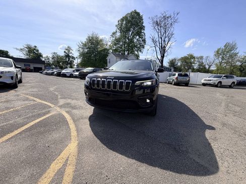 Used 2019 Jeep Cherokee Latitude Plus w/ Cold Weather Group AWD/4WD image 2