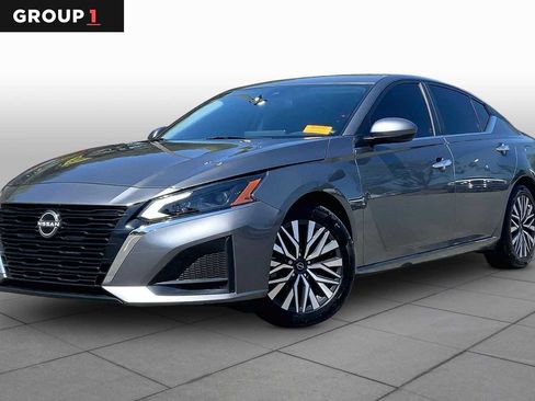 Used 2024 Nissan Altima 2.5 SV w/ SV Premium Package image 1