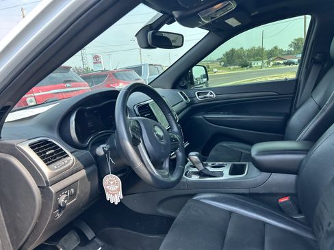Used 2019 Jeep Grand Cherokee Altitude AWD/4WD image 10