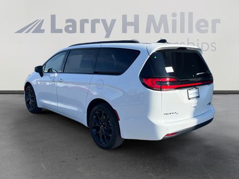 New 2026 Chrysler Pacifica Limited image 3