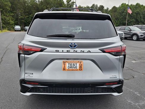 Used 2022 Toyota Sienna XSE image 10