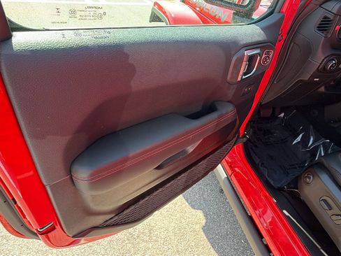 Used 2025 Jeep Gladiator Rubicon image 14