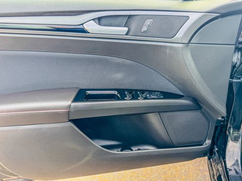 Used 2014 Ford Fusion SE FWD image 29