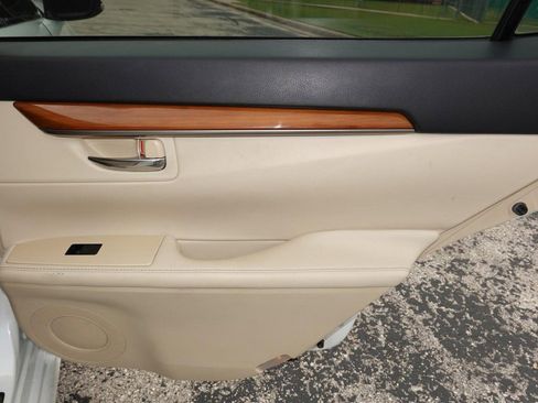 Used 2014 Lexus ES 300h w/ Luxury Package w/Bamboo Trim FWD image 26