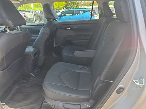 Used 2020 Toyota Highlander XLE image 6