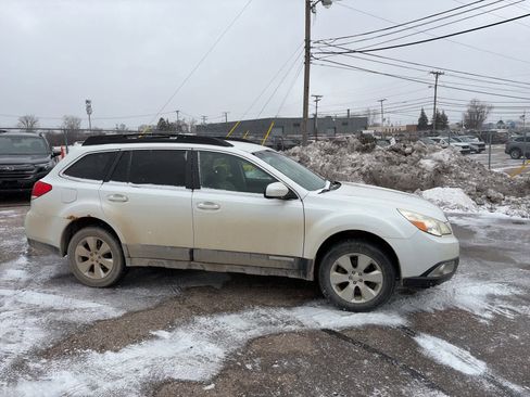 Used 2011 Subaru Outback 2.5i Premium image 5