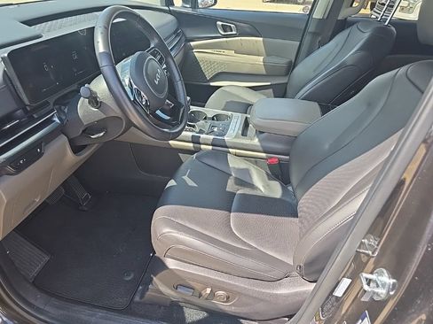 Used 2025 Kia Carnival FWD image 10