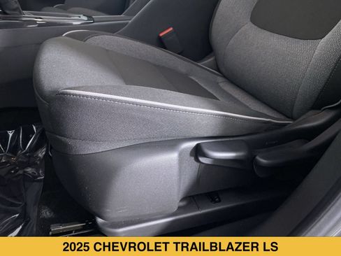 Used 2025 Chevrolet TrailBlazer LS w/ LS Convenience Package AWD/4WD image 9