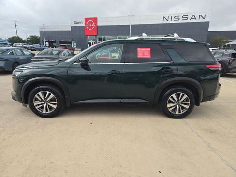 Certified 2023 Nissan Pathfinder SL w/ Black Appearance Package FWD image 6