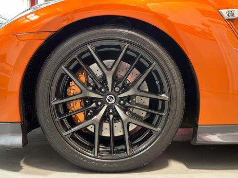 Used 2017 Nissan GT-R Premium w/ Premium Interior Package AWD/4WD image 18