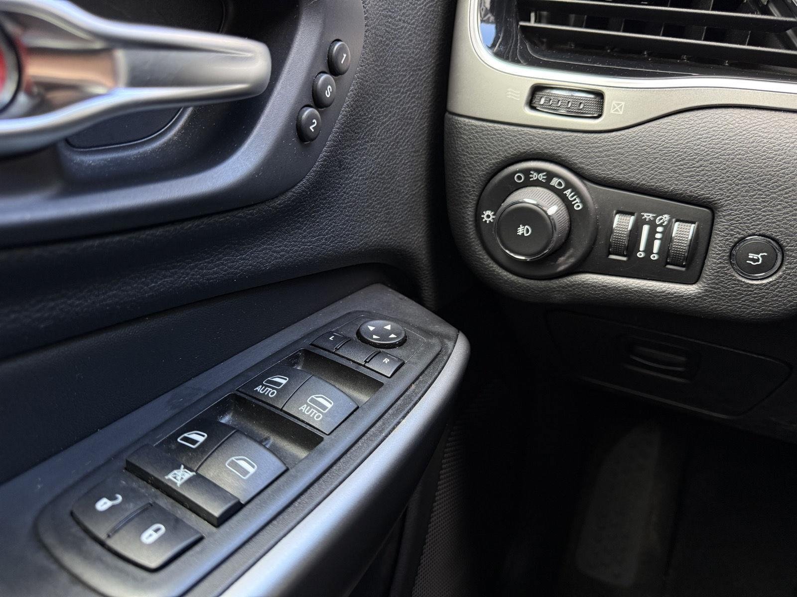 Used 2019 Jeep Cherokee High Altitude AWD/4WD image 22