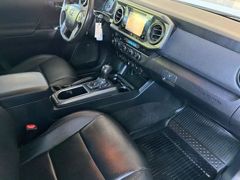 Used 2019 Toyota Tacoma TRD Off-Road w/ TRD Premium Off Road Package AWD/4WD image 15