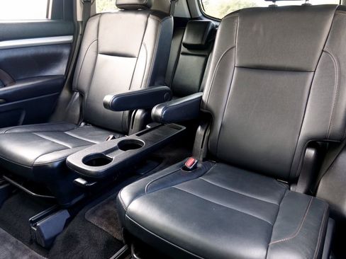 Used 2018 Toyota Highlander XLE image 12