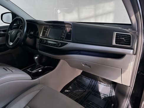 Used 2018 Toyota Highlander XLE image 29