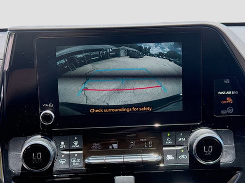 Used 2023 Toyota Highlander L FWD image 13