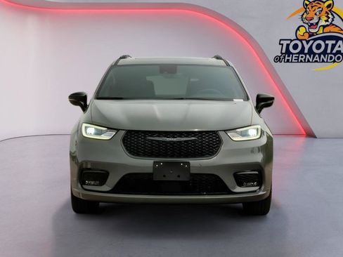 Used 2025 Chrysler Pacifica Limited FWD image 2