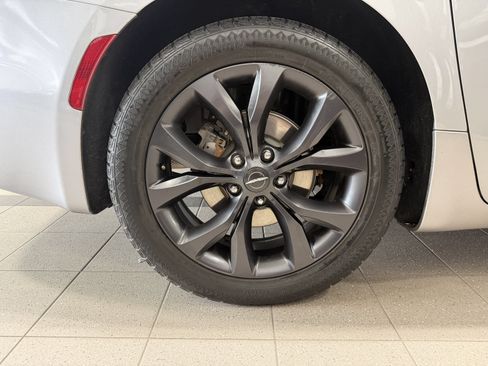 Used 2018 Chrysler Pacifica Limited w/ Advanced Safetytec Group FWD image 10