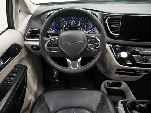 Certified 2023 Chrysler Pacifica Touring-L image 25