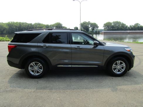 Used 2024 Ford Explorer XLT w/ Equipment Group 202A AWD/4WD image 5