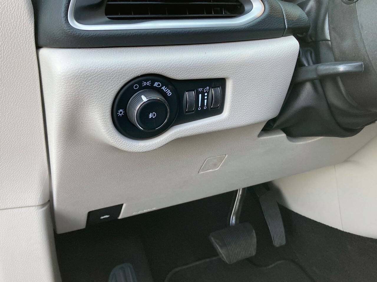 Used 2023 Chrysler Pacifica Touring-L FWD image 30