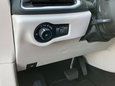 Used 2023 Chrysler Pacifica Touring-L FWD image 30