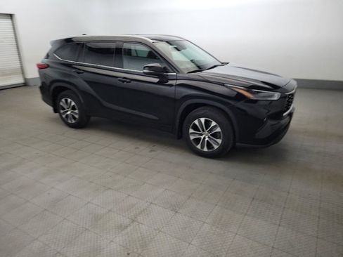 Used 2022 Toyota Highlander XLE image 11