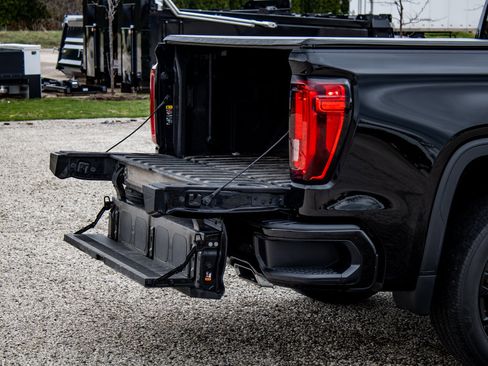 Used 2023 GMC Sierra 1500 Denali w/ Technology Package AWD/4WD image 13