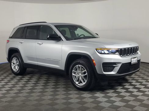 Used 2025 Jeep Grand Cherokee Laredo X image 2