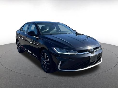 Used 2025 Volkswagen Jetta SE image 3