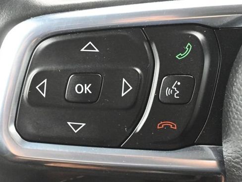 Used 2018 Jeep Wrangler Unlimited Sahara w/ Uconnect 4C Nav & Sound Group AWD/4WD image 8