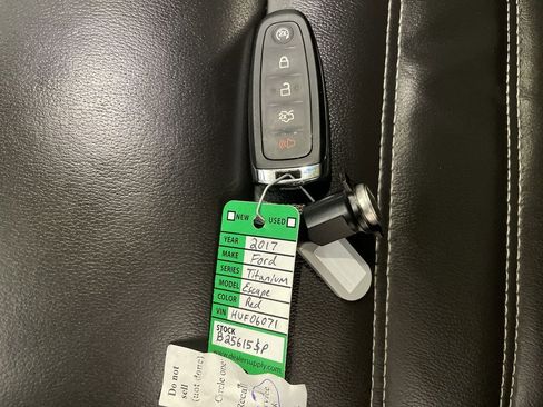 Used 2017 Ford Escape Titanium image 31