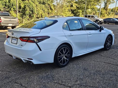 Used 2024 Toyota Camry SE image 4
