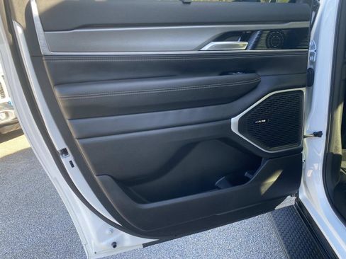 Certified 2024 Jeep Wagoneer L Series II w/ Convenience Group I image 17