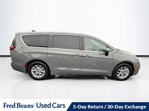 Used 2023 Chrysler Pacifica Touring-L FWD image 9