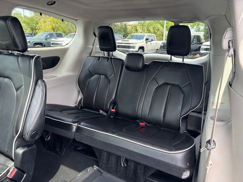 Used 2023 Chrysler Pacifica Limited FWD image 15