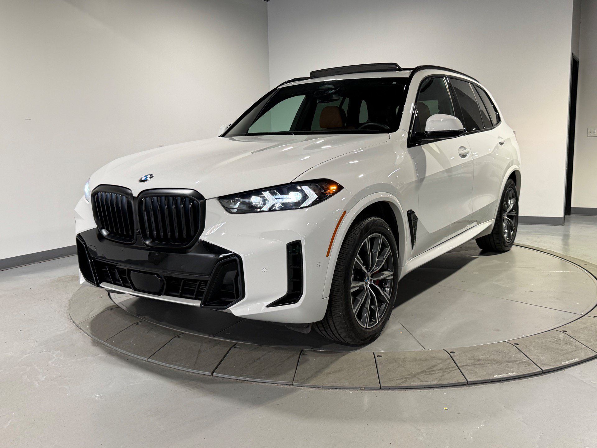 Used 2026 BMW X5 xDrive40i w/ M Sport Package AWD/4WD image 5