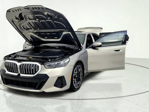 Used 2026 BMW i5 eDrive40 w/ M Sport Package RWD image 13
