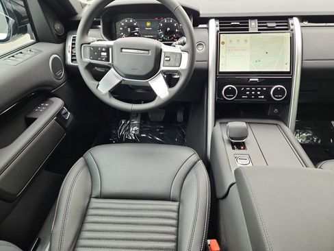 Used 2025 Land Rover Discovery S image 4