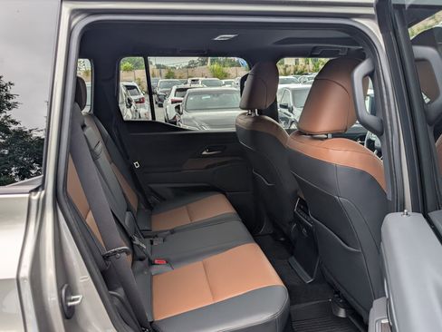 Used 2024 Lexus GX 550 image 12