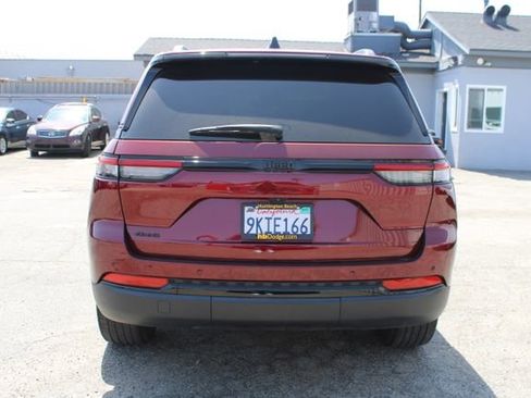 Used 2023 Jeep Grand Cherokee Altitude AWD/4WD image 4