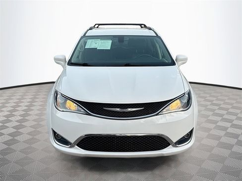 Used 2020 Chrysler Pacifica Touring-L image 2